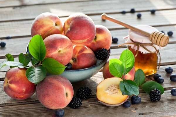 Peaches and blackberries in a plate