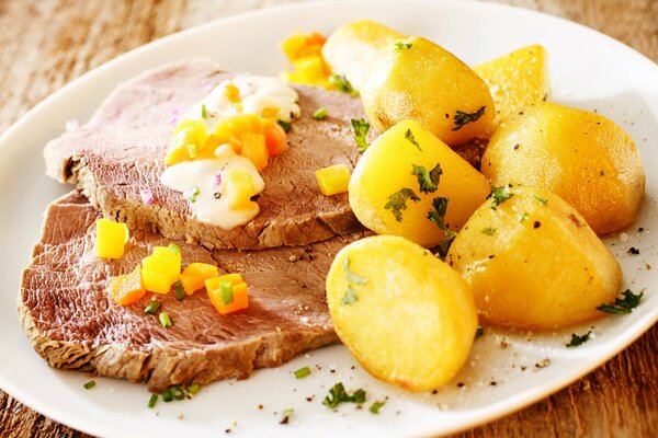Pommes de terre délicieuses avec de la viande cuite au four