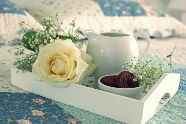 Colazione a letto-tè e biscotti dolci, completati da fiori