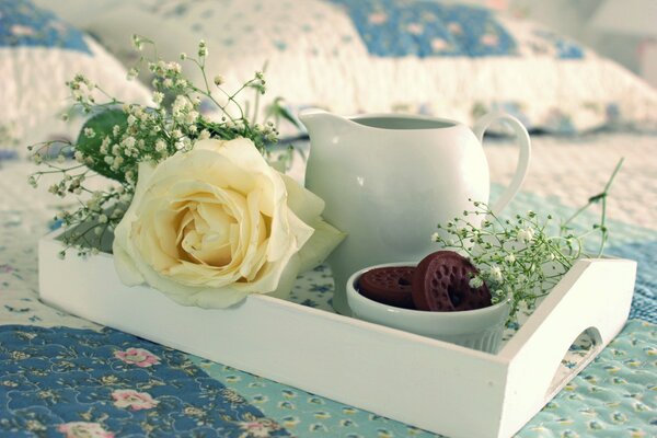 Завтрак в постель - чай и сладкое печенье, дополненные цветами