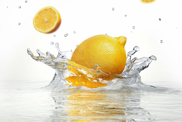 Яркий лимон в брызгах воды