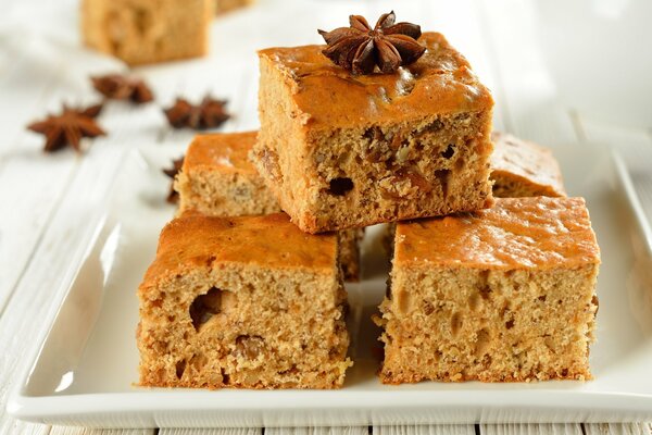 Honigkuchen aus Honig sehr sorgfältig zu machen, ist sehr launisch