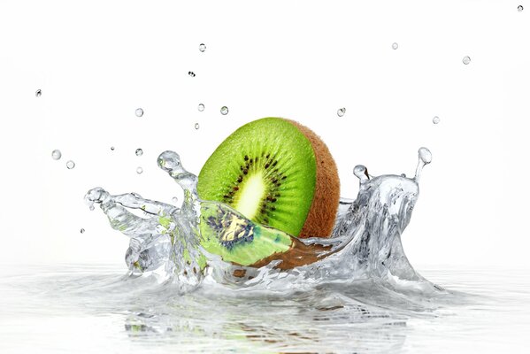 Kiwi mûr dans les éclaboussures d eau