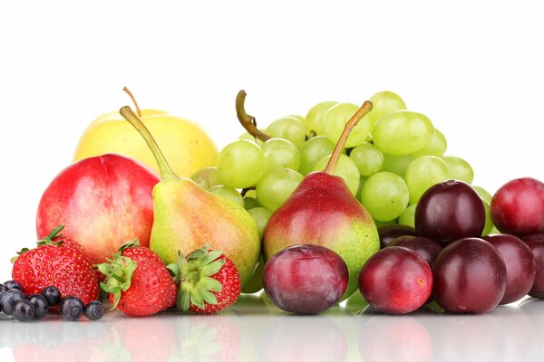 Ensemble de fruits d été sur la table