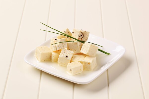 Tranches de fromage sur une assiette blanche