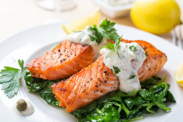 Viande de poisson rouge cuite à la vapeur en sauce