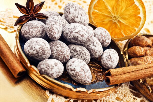 Lebkuchen und andere Süßigkeiten auf dem Tisch