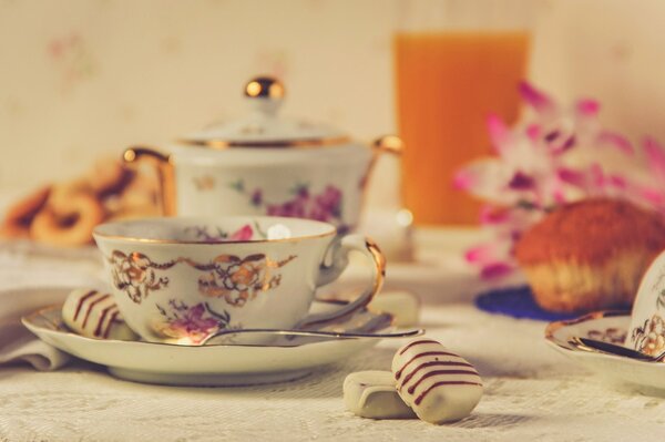 Tasse Tee zum Frühstück und Süßigkeiten