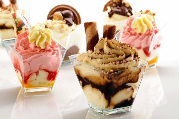 Caramel and strawberry ice cream in glass cups