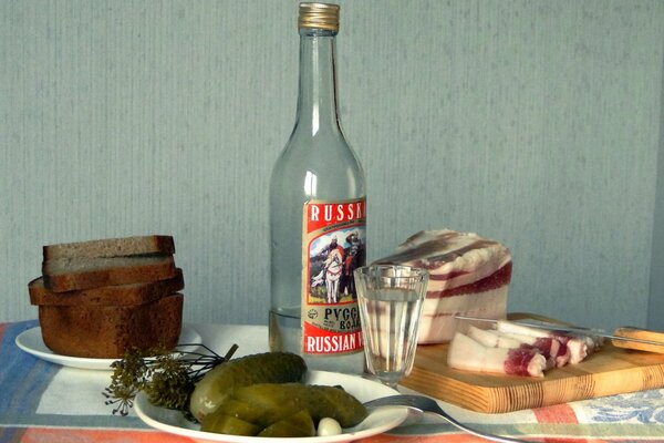 Vodka ruso, pepinos y manteca de cerdo en la mesa