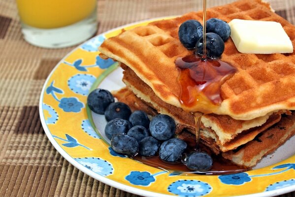 Waffeln mit Blaubeeren und Sirup