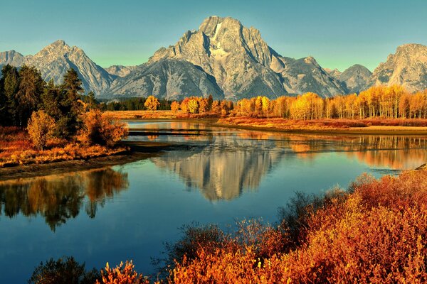 Paisaje de otoño con río y montañas