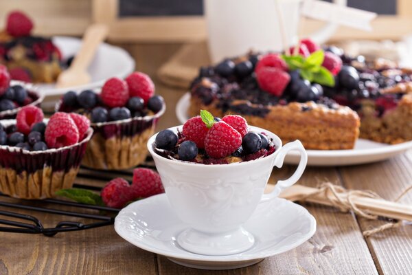Pastel, cupcakes con fruta para el Desayuno
