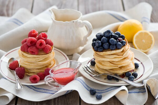 Üppige Pfannkuchen mit Beeren und Soße