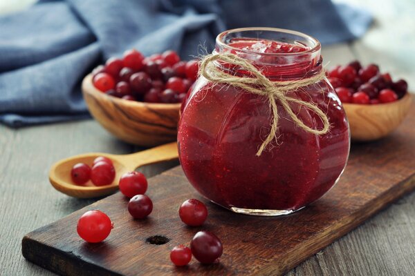 Confiture de canneberges dans un pot