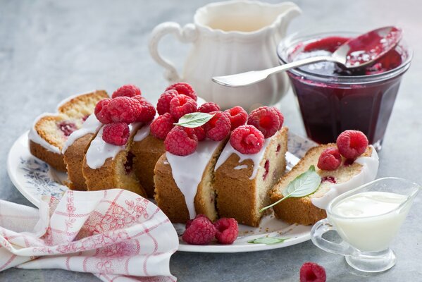 Cupcake appétissant aux framboises et confiture sucrée pour le dessert