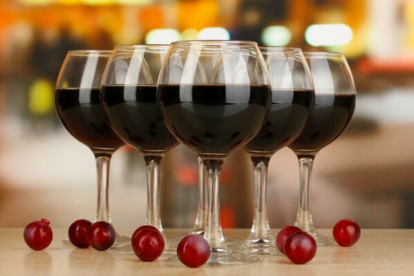 Cinq verres de vin rouge