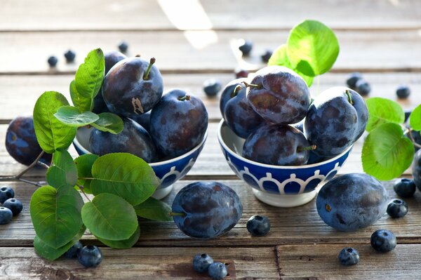 Nature morte de pialushki aux myrtilles et prunes