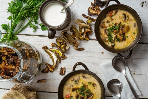 Soupe aux champignons avec crème sure