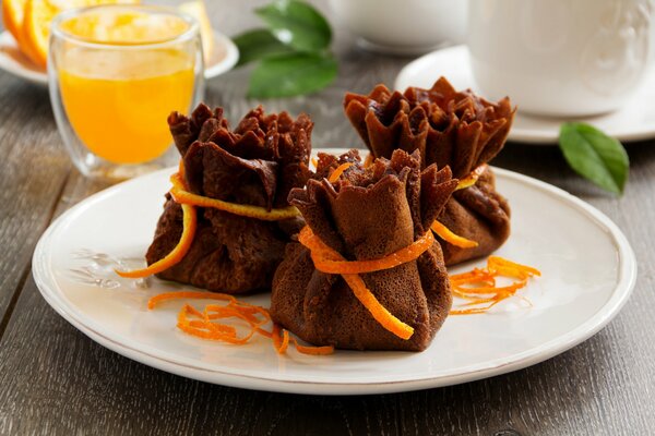 Sacchetti di involtini primavera e un bicchiere di succo