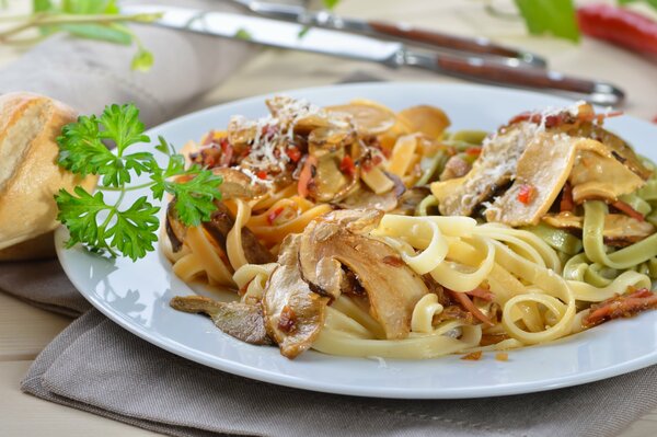 Pasta con verdure ed erbe su un piatto