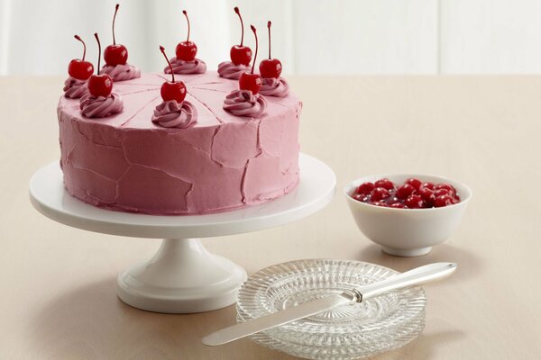 Gâteau rose avec des cerises sur le dessus