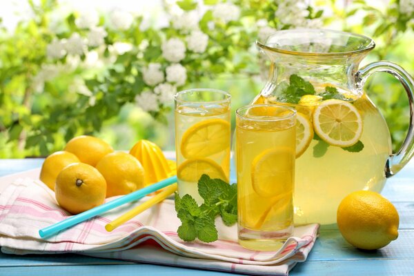 Limonata fresca con limone in estate