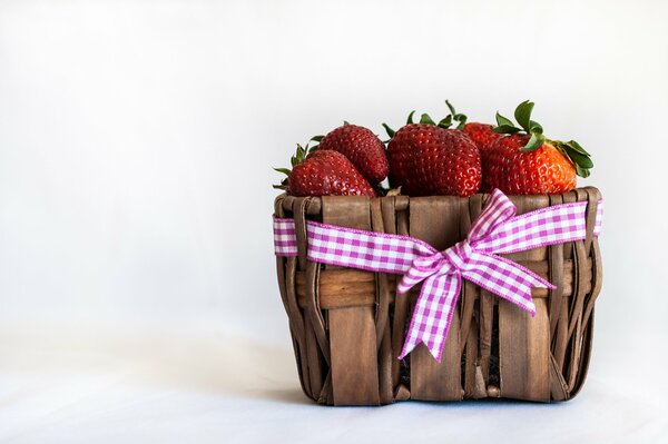 Panier avec baies et arc rose