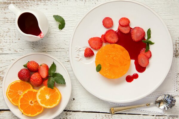 Dessert aus Orangen mit Erdbeerbeeren