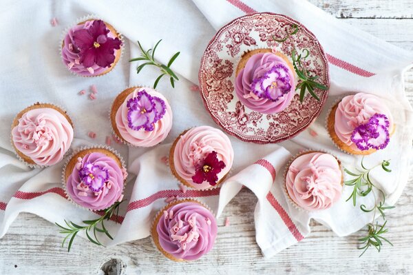 Bellissimi cupcakes multicolori con fiori