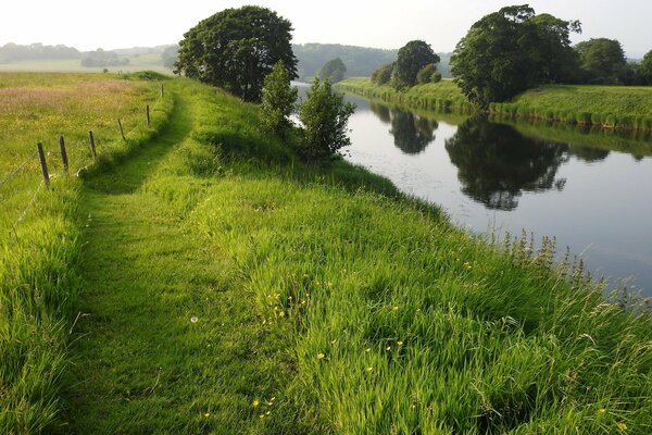 Natura Wielkiej Brytanii to rzeka, trawa i ścieżki