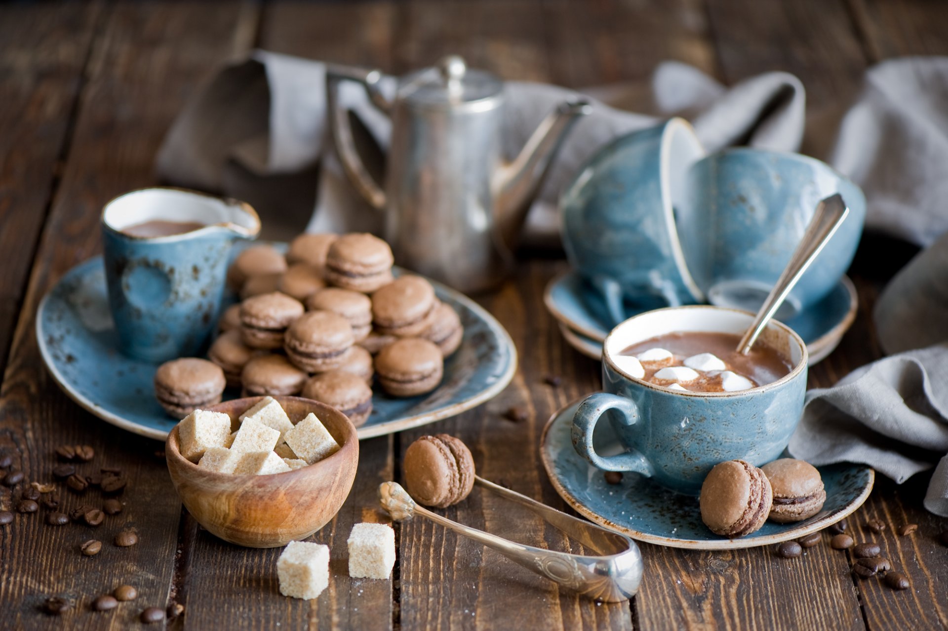 chocolat chaud macaron théière tasses grains de café guimauve nature morte