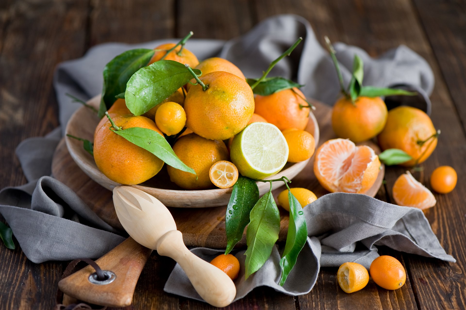 mandarinas lima kumquat fruta naranja cítricos hojas gotas tablero naturaleza muerta invierno anna verdina