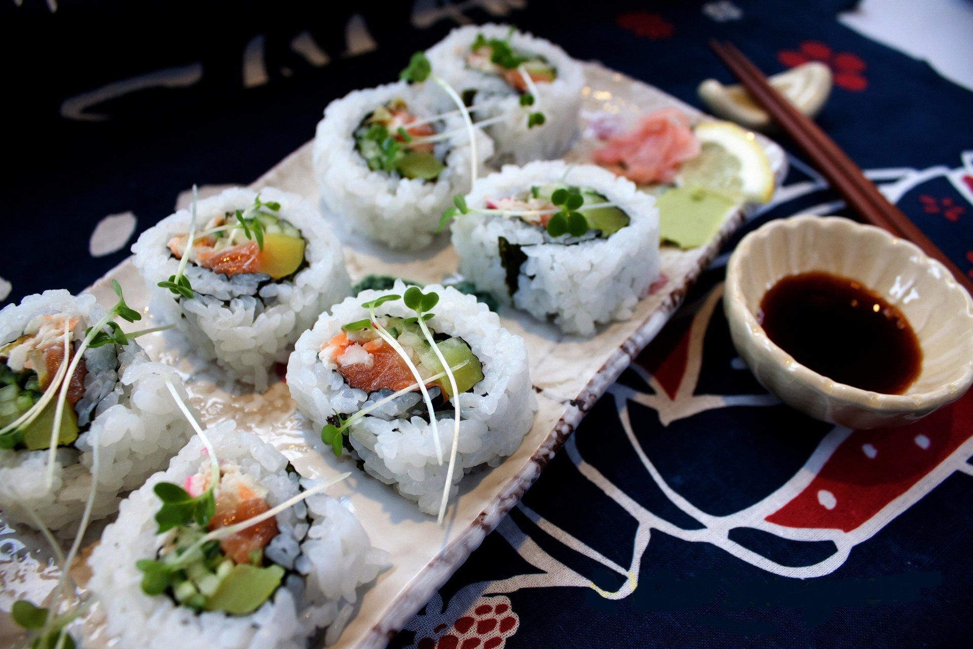 sushi rollos japón palillos salsa de soja mariscos rollos comida japonesa sushi cocina japonesa pescado arroz aguacate salmón verduras pepino cangrejo