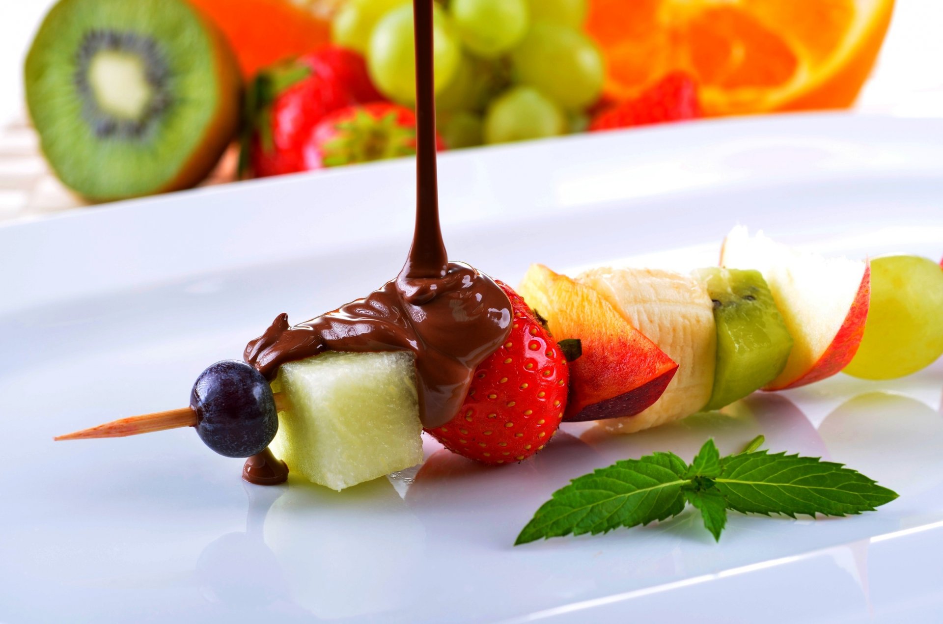 fruta brochetas de fruta chocolate kiwi fresa uva naranja plátano brochetas de fruta naranja comida