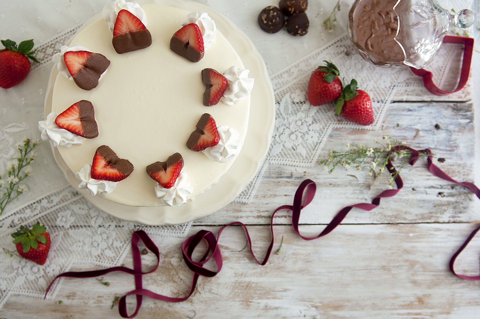 dessert chocolat ruban vacances amour gâteau brownie fraise baies sucré nourriture nourriture gâteau au fromage crème table loisirs