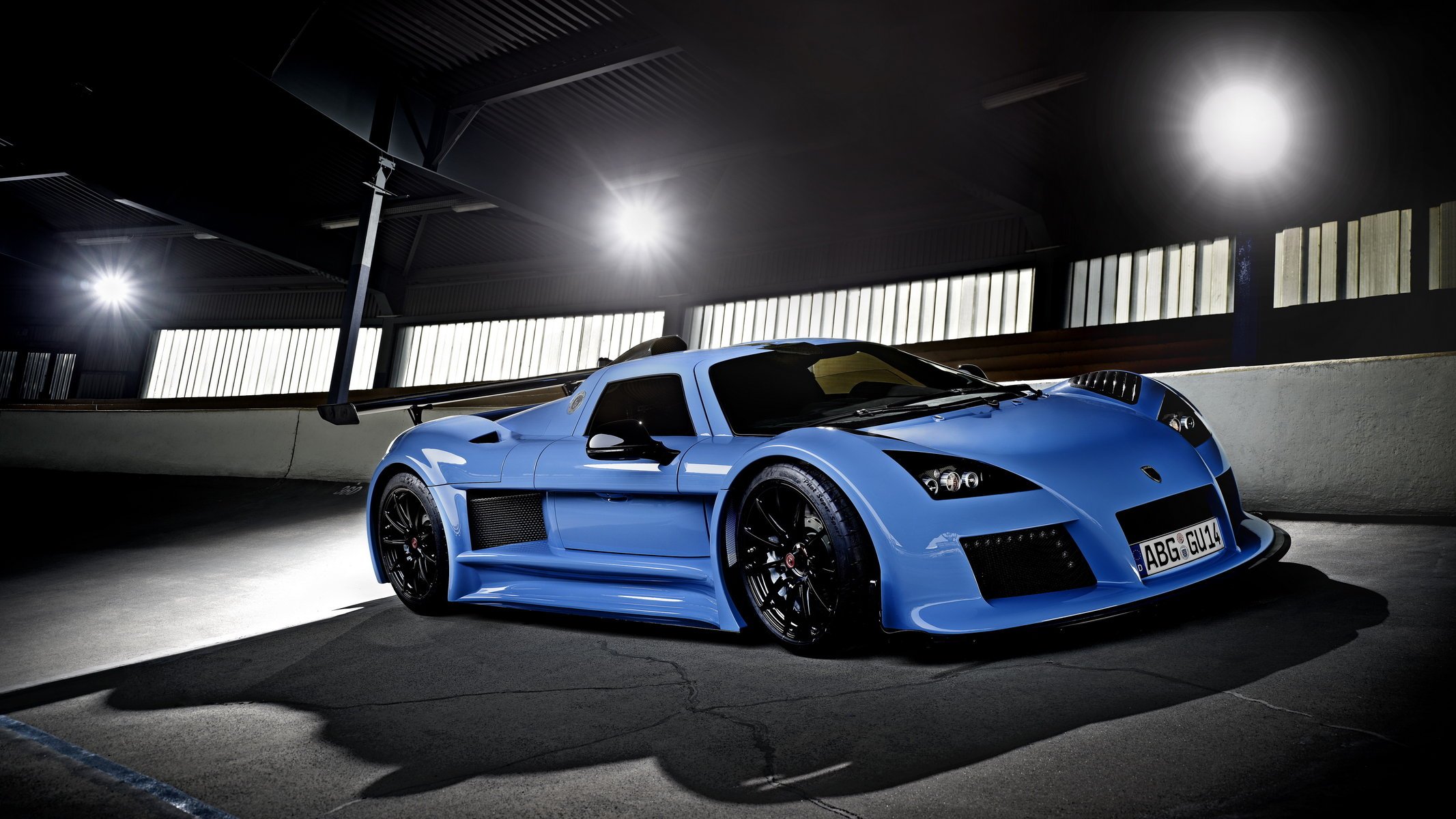 gumpert apollo s scheinwerfer blau luxus