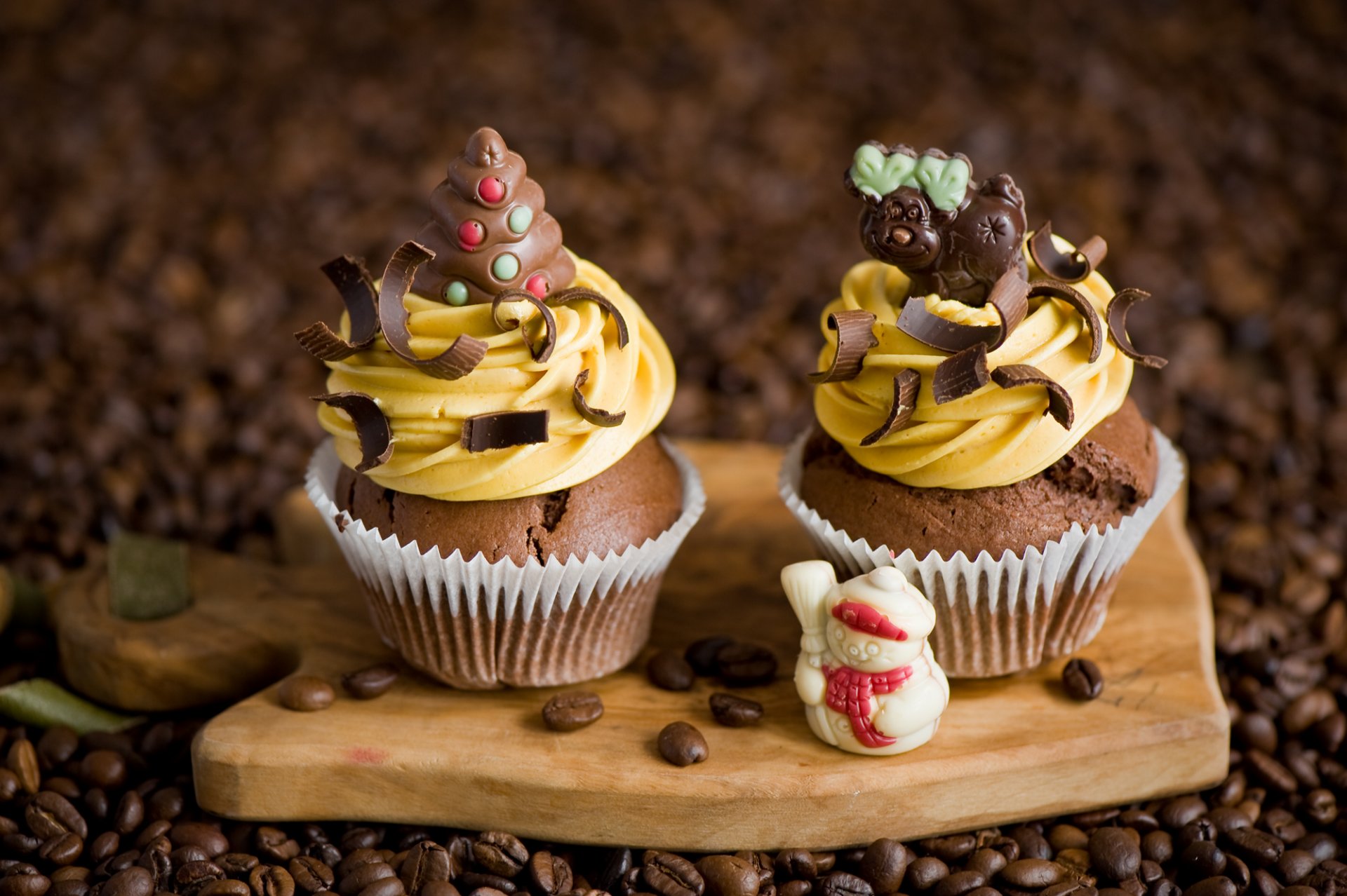 muffins creme schokolade figuren schneemann hirsch dessert gebäck süßigkeiten tafel kaffee getreide winter feiertage neujahr weihnachten anna verdina