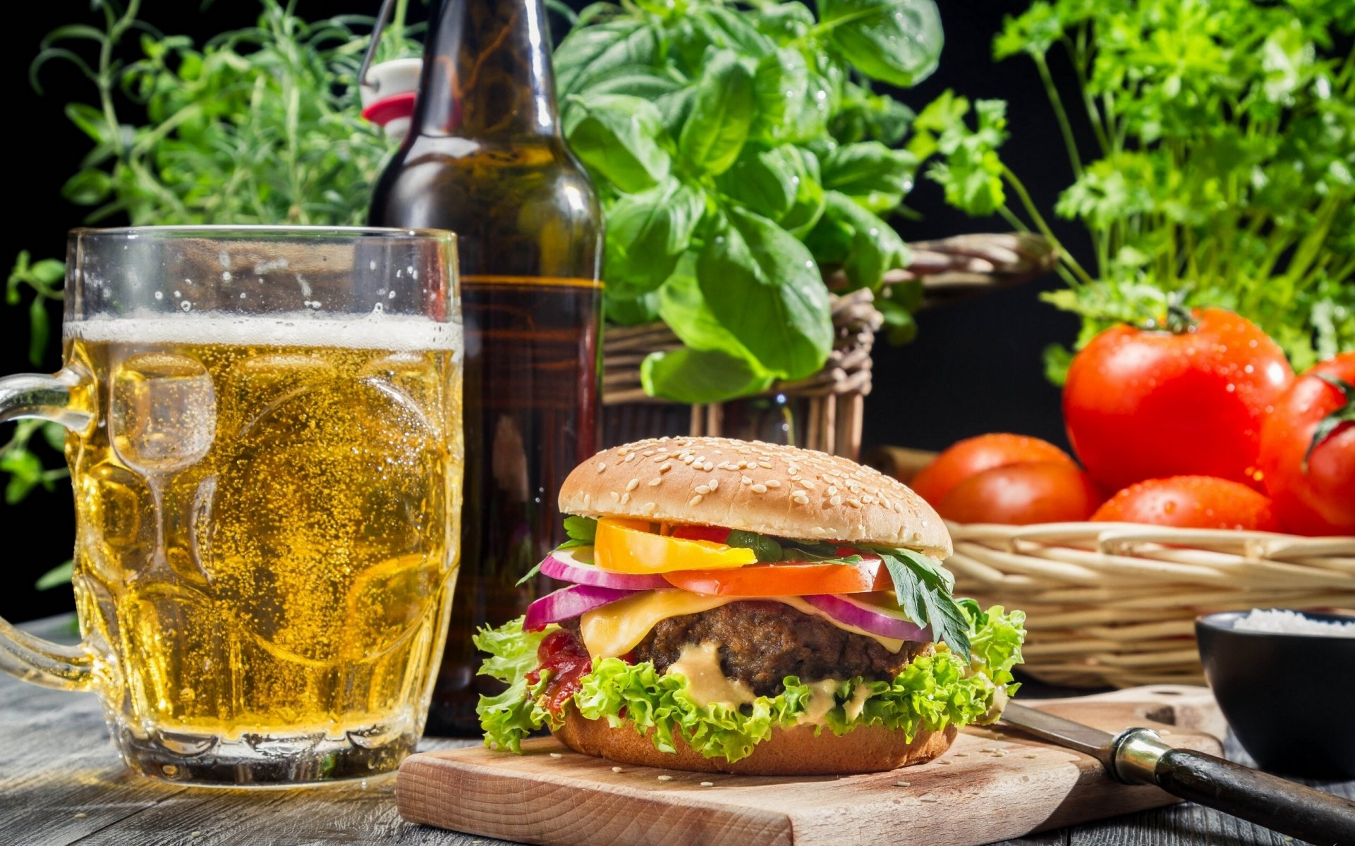 hamburger bier tomaten glas grüns