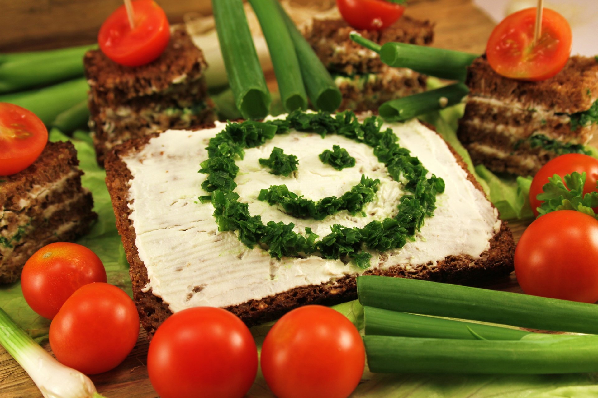 pane burro smiley pomodori cipolle verdure