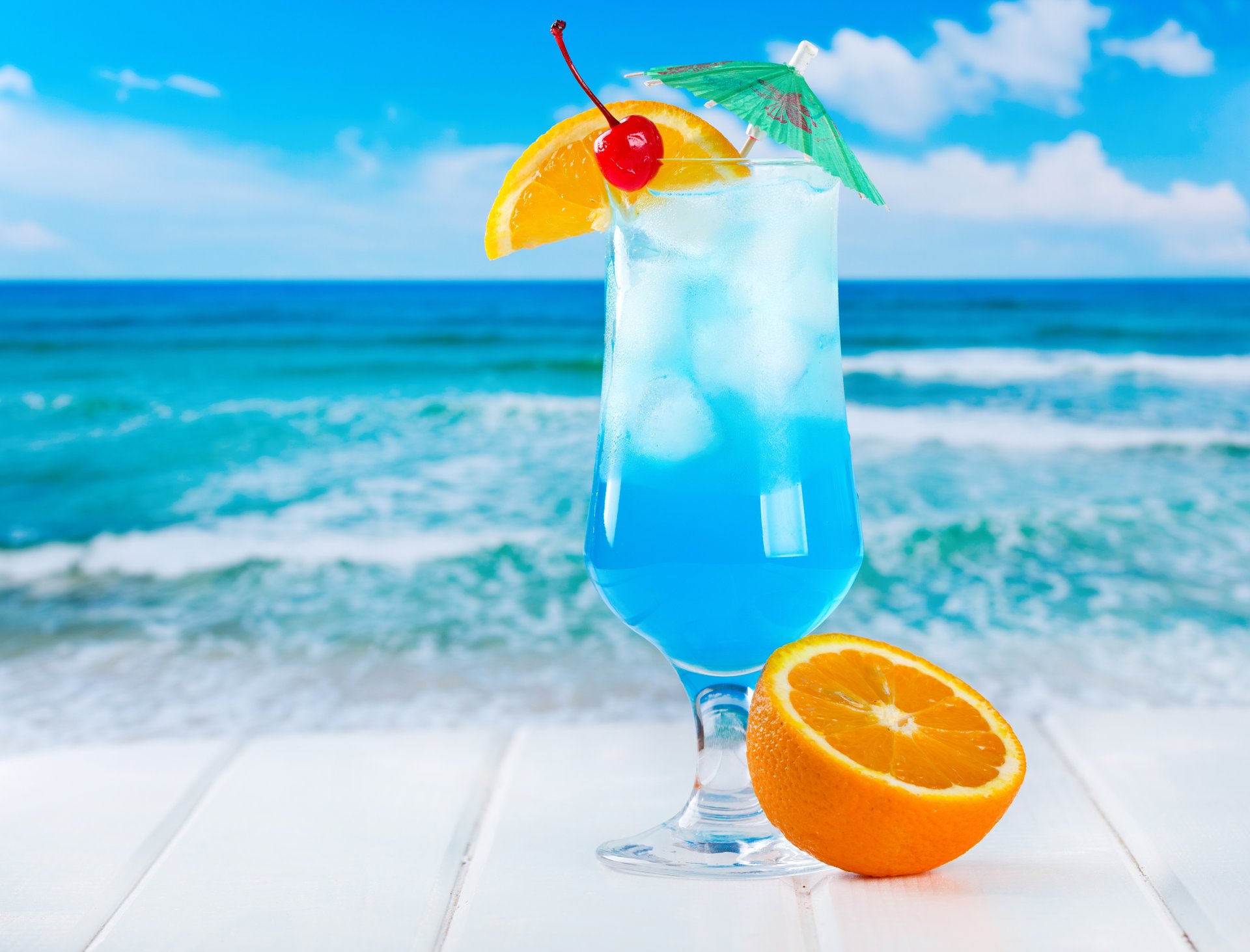 tropical cocktail bleu orange boire fruits frais mer glace plage