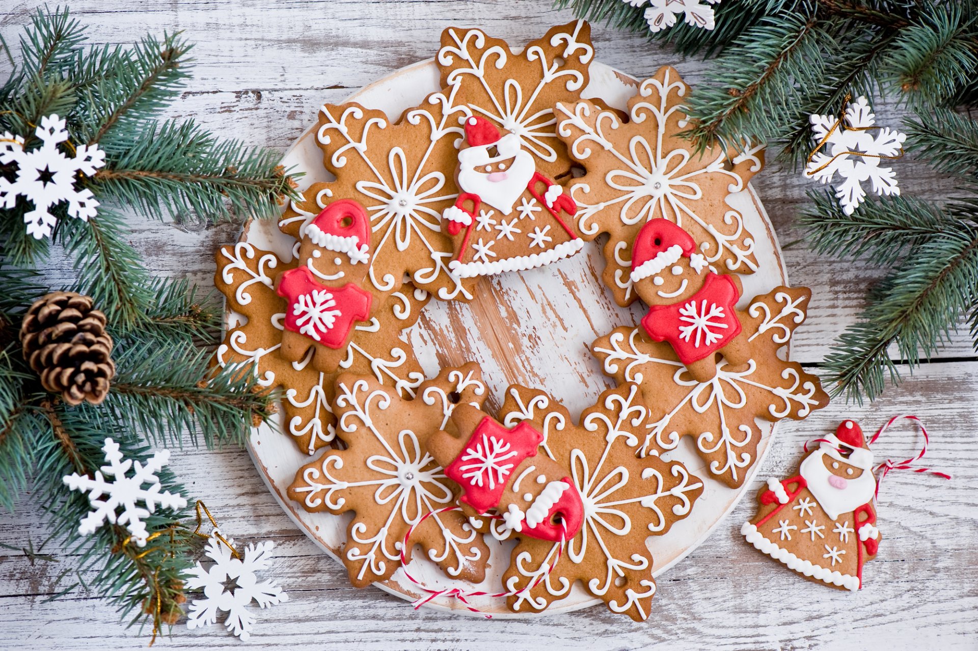 biscuits cuisson pain d épice dessert bonbons nourriture figurines étoiles hommes plaque flocons de neige branches épinette cônes hiver vacances nouvel an noël anna verdina