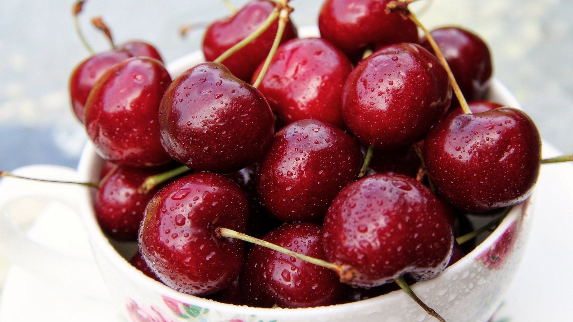 baies cerises vitamines délicieux. gouttes tasse