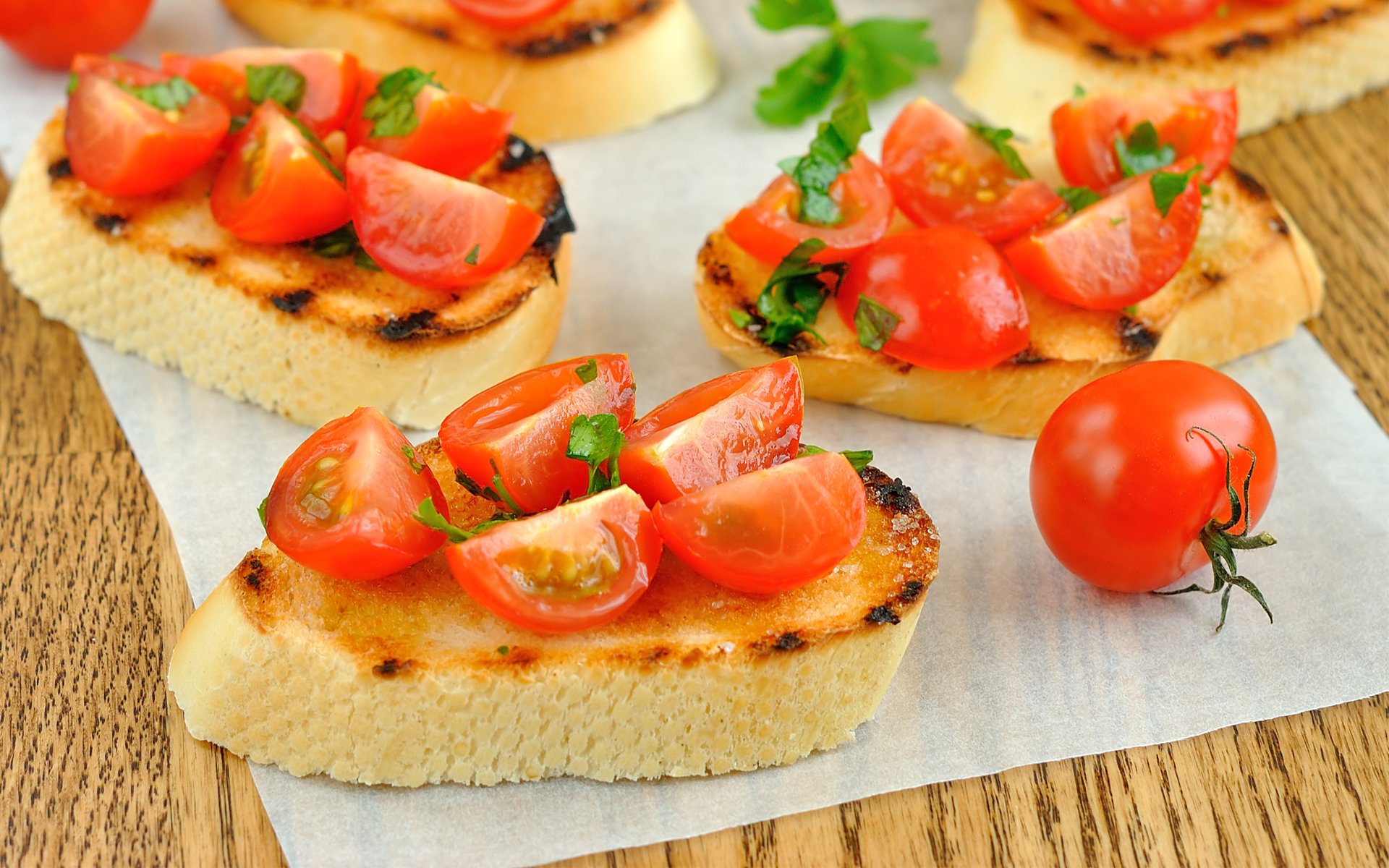 pan baguette sándwich tomates cerezas tomates servilleta