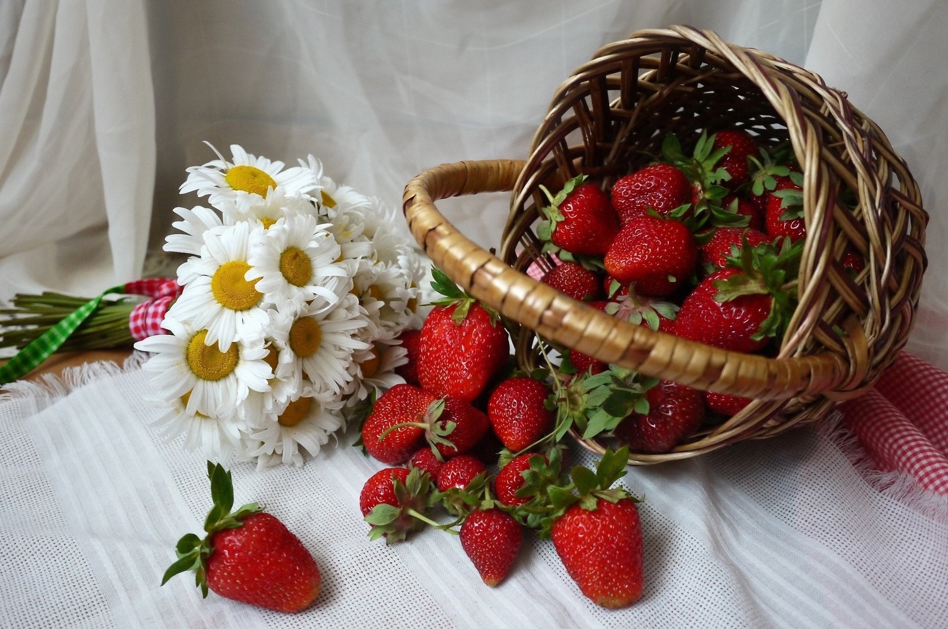 korb erdbeere blumenstrauß gänseblümchen