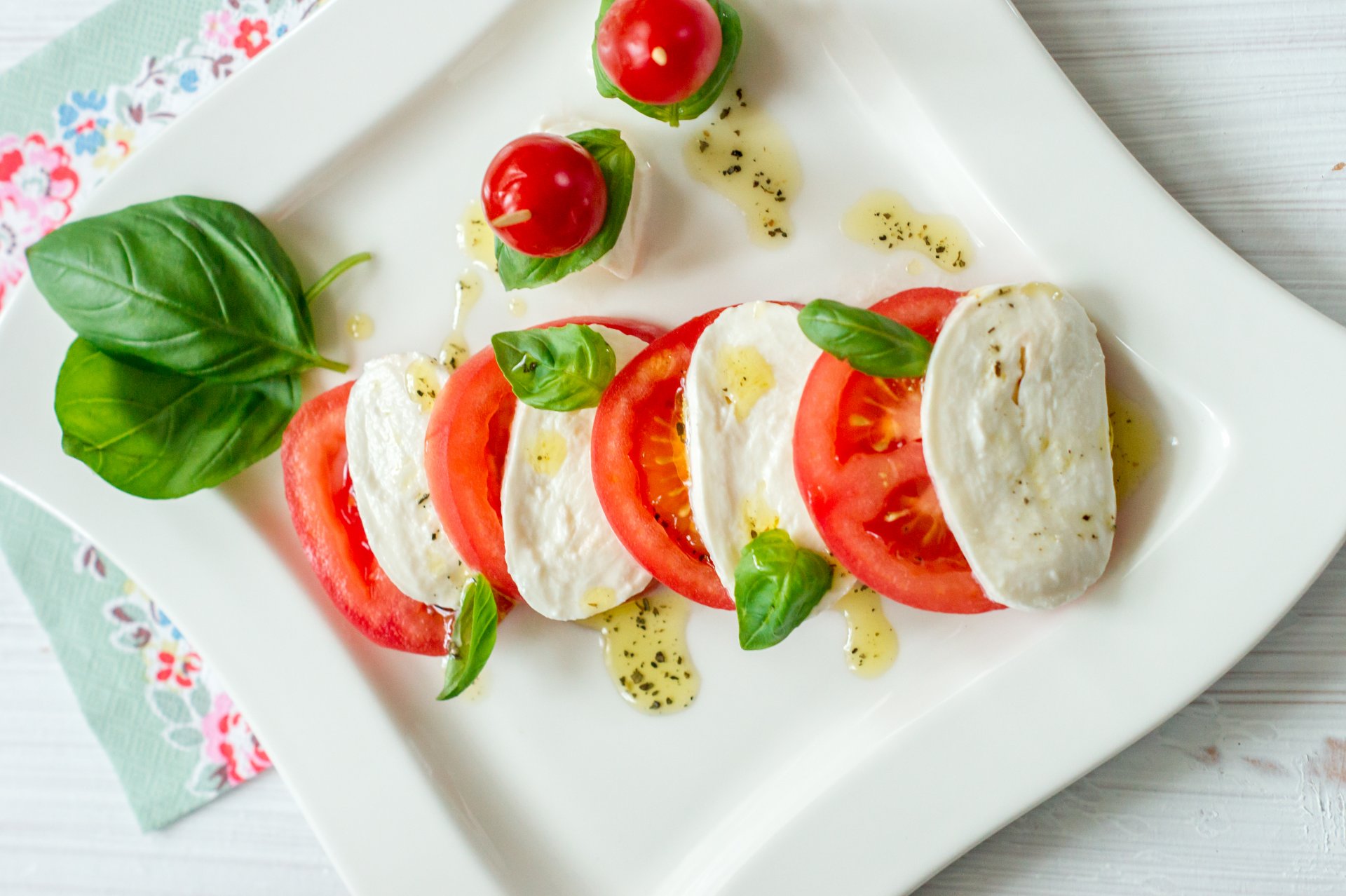 ensalada alimentos caprese aperitivo albahaca tomates mozzarella queso mantequilla