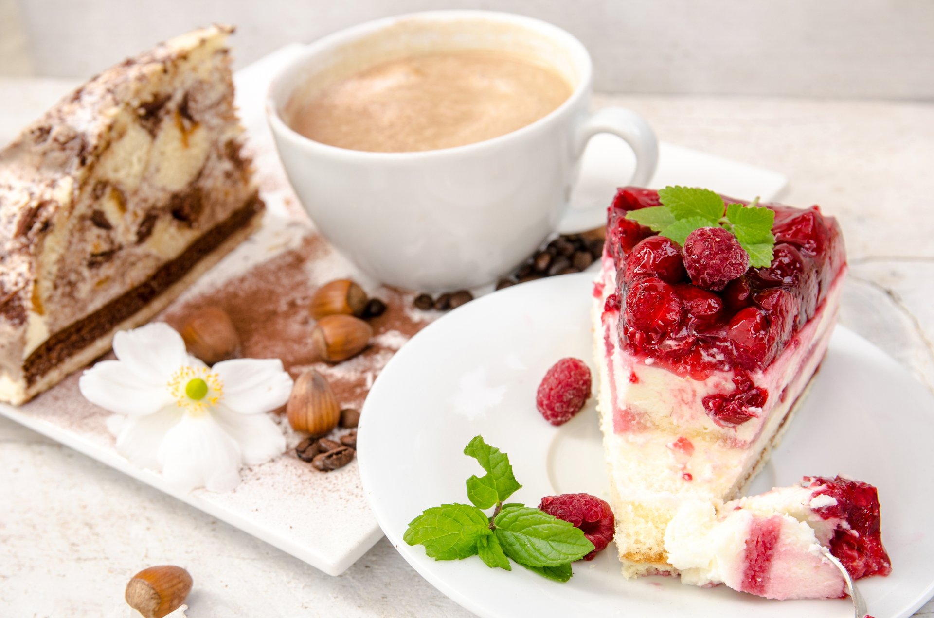 kuchen scheiben dessert beeren himbeeren essen backen nüsse kaffee körner schokolade tasse