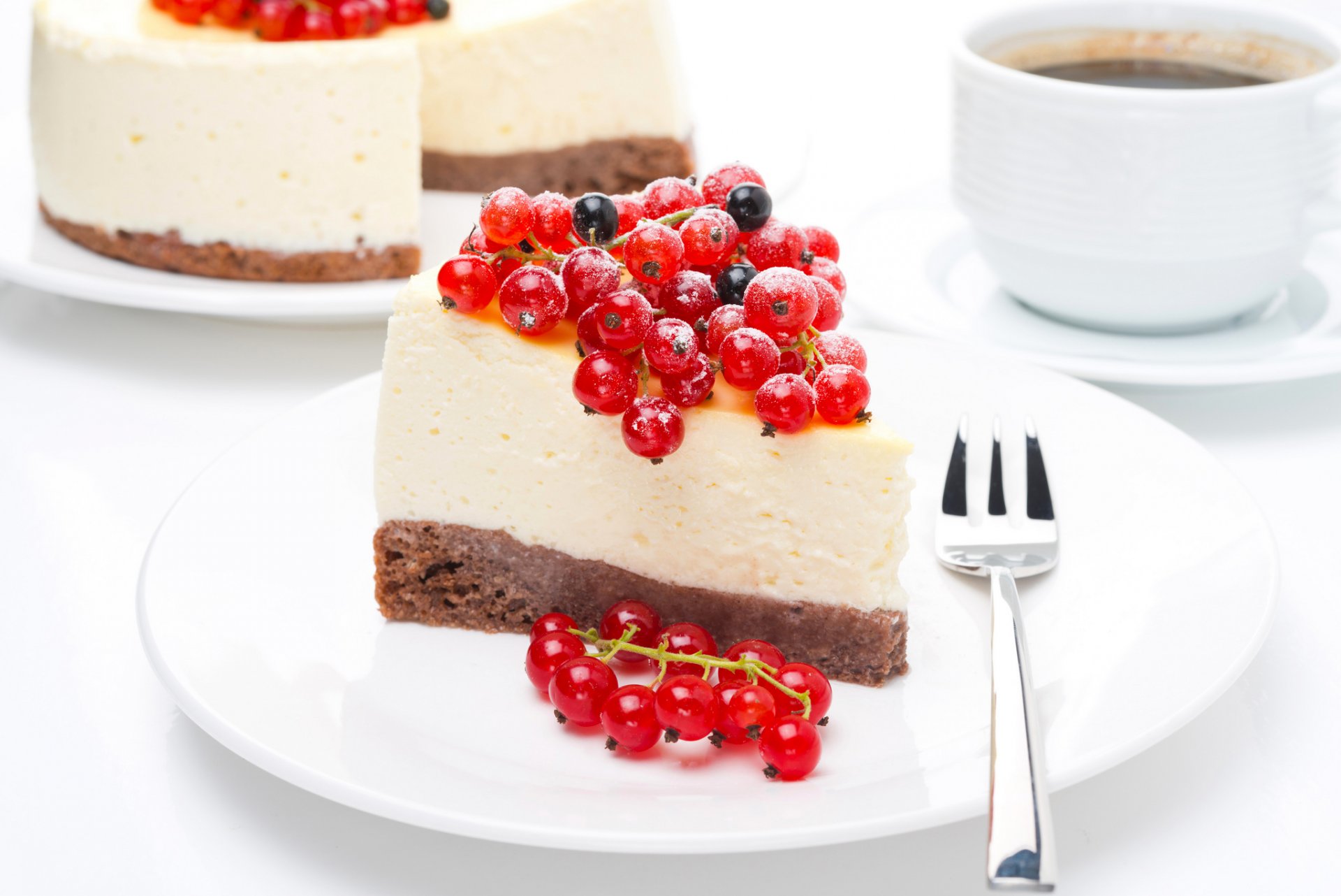 kuchen scheibe kuchen käsekuchen johannisbeere rot beeren tasse kaffee dessert süßigkeiten