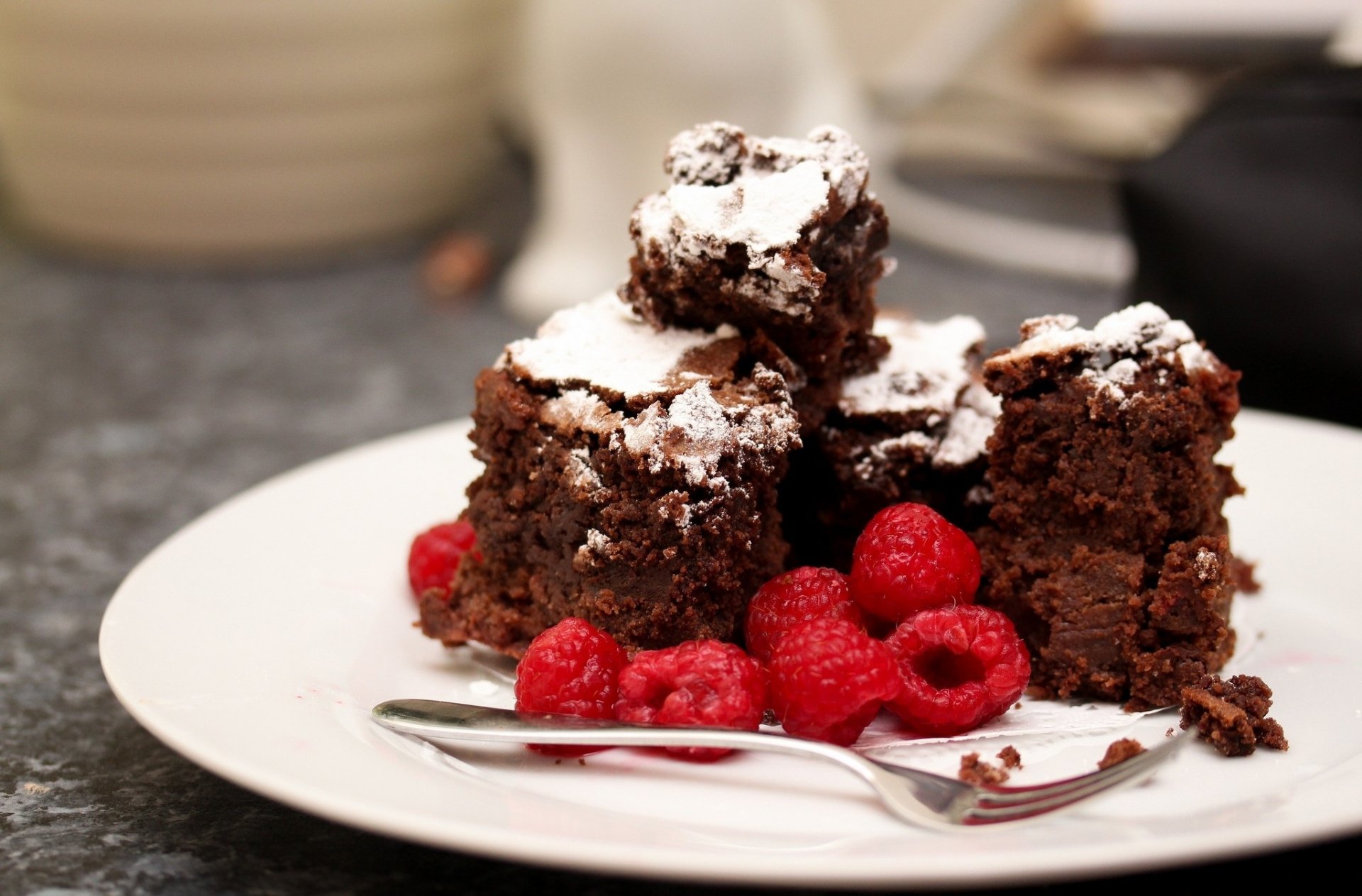 lampone cupcake al cioccolato torta torta zucchero a velo dessert cottura cibo forchetta piatto