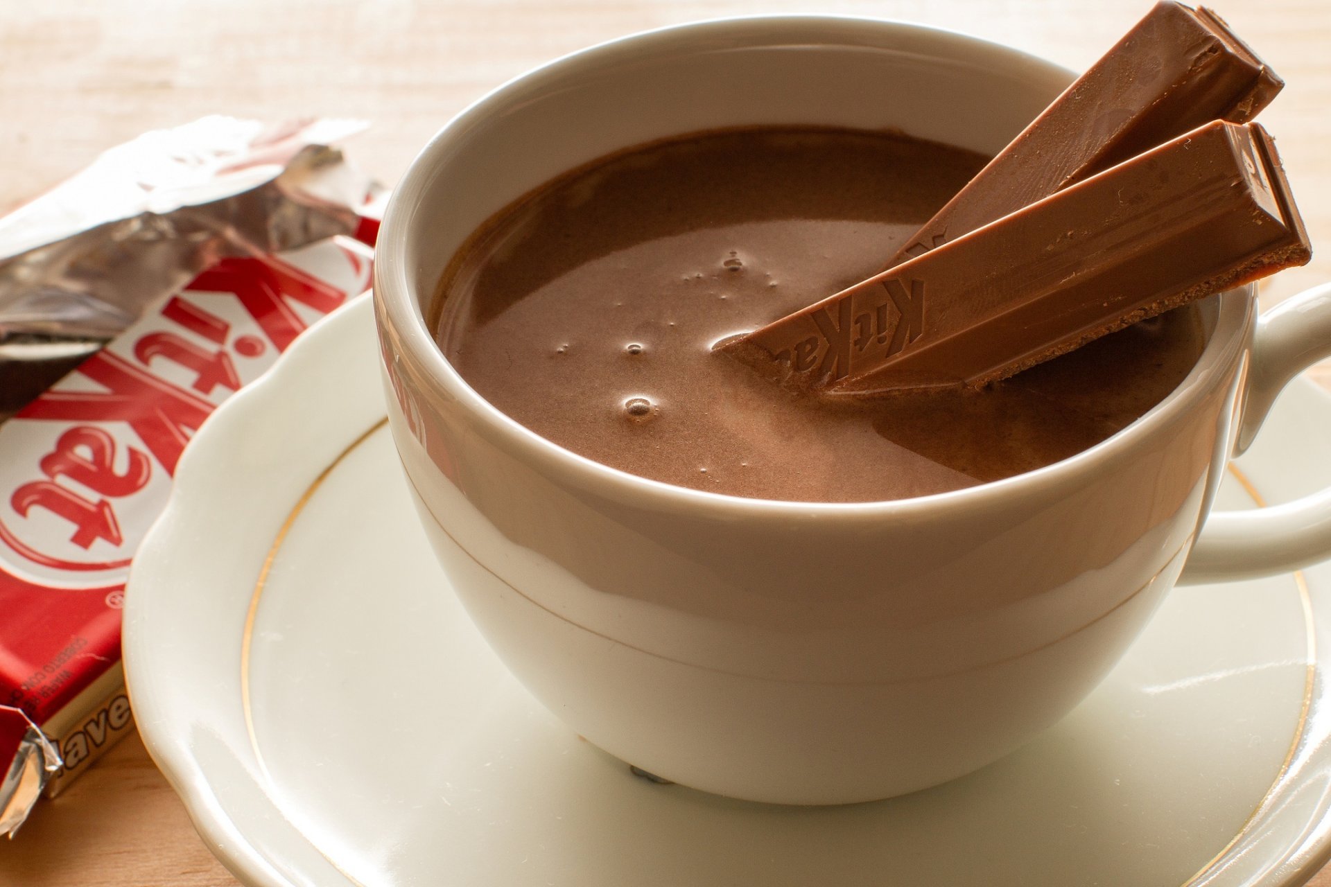 taza bebida chocolate kitkat palillos postre